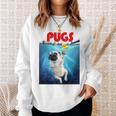ニューヨーク港でゴム製のアヒルのおもちゃで遊ぶかわいいパグ犬 長袖tシャツ スウェットシャツ 彼女への贈り物
