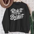 Risk It For The Brisket Bbqジョーク スウェットシャツ 年配の女性への贈り物