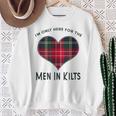 I'm Only Here For The In Kilts タータンチェック ハート スウェットシャツ 年配の女性への贈り物