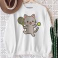 テニスをする猫。かわいいスポーツ猫。 スウェットシャツ 年配の女性への贈り物