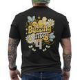 Buzzing Into 4 かわいい蜂 4歳の誕生日パーティーデザイン メンズTシャツ バックプリント