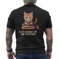 Cat-Ching Up On Pottery 面白い猫好きデザイン メンズTシャツ バックプリント