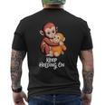 Punch Keep Holding On Cute Baby Monkey グラフィック メンズTシャツ バックプリント