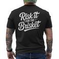 Risk It For The Brisket Bbqジョーク メンズTシャツ バックプリント