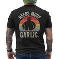Vintage Retro Needs More ガーリック ガーリック ニンニク科医 クックシェフ メンズTシャツ バックプリント