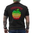 「Powered By Apples（リンゴの力）」リンゴ スライス 充電 バッテリー 残量 おもしろみ 可愛い メンズTシャツ バックプリント