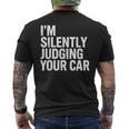 あなたの車を黙って判断してる面白いドライバーの名言 メンズTシャツ バックプリント