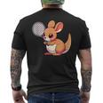 カンガルー かわいい ラケット スポーツ テニス プレイ 動物 キャラクター キュート メンズTシャツ バックプリント