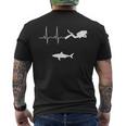 スキューバダイビングハートビート水中サメダイバー メンズTシャツ バックプリント