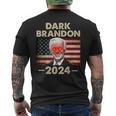 ダークブランドン・バイデン 2024 レトロフラッグ Usa ファニー ジョー・バイデン メンズTシャツ バックプリント