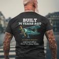 76年前に建てられた古いヴィンテージ飛行機76歳の誕生日男性。 メンズTシャツ バックプリント 高齢者への贈り物