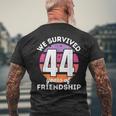 Celebrating 44 Years Of Friendship 面白いグループマッチング メンズTシャツ バックプリント 高齢者への贈り物