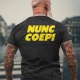 Nunc Coepi Now I Begin メンズTシャツ バックプリント 高齢者への贈り物