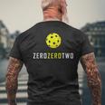 Zero Zero Two 、面白いピックルボール退職ギフト メンズTシャツ バックプリント 高齢者への贈り物