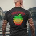 「Powered By Apples（リンゴの力）」リンゴ スライス 充電 バッテリー 残量 おもしろみ 可愛い メンズTシャツ バックプリント 高齢者への贈り物