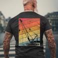 クレーン オペレーター 重機 おもしろい 建設 クレーン メンズTシャツ バックプリント 高齢者への贈り物