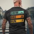 スイム・バイク・ラン トライアスロン選手 アスリート スポーツ トライアスロン メンズTシャツ バックプリント 高齢者への贈り物