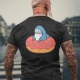 ドーナツに喰われるサメ さめ かわいい ゆるい イラスト シュール おもしろ 鮫 シャーク メンズTシャツ バックプリント 高齢者への贈り物