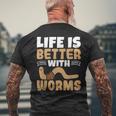 ミミズがいると人生はより良くなる ミミズの養殖 ミミズ ファーマー メンズTシャツ バックプリント 高齢者への贈り物
