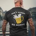 心配しないで、ホッピー・ブリューワー・ホップス・ビール メンズTシャツ バックプリント 高齢者への贈り物