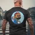 赤ちゃんをおんぶしたファンキー男 ハート型のサングラス ミニダルマ ヒゲ ファイヤーパターンのヘルメット メンズTシャツ バックプリント 高齢者への贈り物
