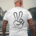 2本指 ピースサイン キュート ビクトリー ハンド ジェスチャー ピースシンボル メンズTシャツ バックプリント 高齢者への贈り物