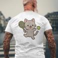 テニスをする猫。かわいいスポーツ猫。 メンズTシャツ バックプリント 高齢者への贈り物