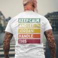 落ち着いて、ジョーダンにこの面白いレトロな引用を任せてください メンズTシャツ バックプリント 高齢者への贈り物