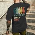 Amped Upince 1956 レトロ 誕生日 ギター 音楽 誕生年 メンズTシャツ バックプリント 彼への贈り物