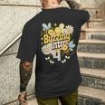 Buzzing Into 4 かわいい蜂 4歳の誕生日パーティーデザイン メンズTシャツ バックプリント 彼への贈り物