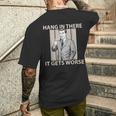 Hang In There It Gets Worse 皮肉なユーモア メンズTシャツ バックプリント 彼への贈り物