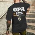 Herren Opa 2026 Loading Werdenden Opa Nachwuchs T-Shirt mit Rückendruck Geschenke für Ihn