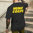 Nunc Coepi Now I Begin メンズTシャツ バックプリント 彼への贈り物