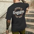 Promoted To Grandpa 2026 oon To Be Grandpa Est 2026 メンズTシャツ バックプリント 彼への贈り物