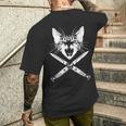 Hissing Cat With Crossedwitchblade Knives Kitten Claws メンズTシャツ バックプリント 彼への贈り物