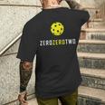 Zero Zero Two 、面白いピックルボール退職ギフト メンズTシャツ バックプリント 彼への贈り物