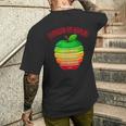 「Powered By Apples（リンゴの力）」リンゴ スライス 充電 バッテリー 残量 おもしろみ 可愛い メンズTシャツ バックプリント 彼への贈り物