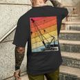 クレーン オペレーター 重機 おもしろい 建設 クレーン メンズTシャツ バックプリント 彼への贈り物