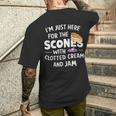 クロテッドクリームとジャムの入ったスコーンを食べに来ただけだよ メンズTシャツ バックプリント 彼への贈り物