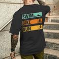 スイム・バイク・ラン トライアスロン選手 アスリート スポーツ トライアスロン メンズTシャツ バックプリント 彼への贈り物
