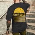 ステイゴールド 太陽 レトロ風 ストライプ 力強さ メンズTシャツ バックプリント 彼への贈り物