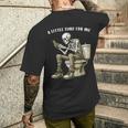 スマートフォン付きトイレのスケルトン ゴシックユーモア メンズTシャツ バックプリント 彼への贈り物