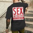セックスインストラクター、バチェラーパーティー、面白いバチェラーパーティーのアイデア メンズTシャツ バックプリント 彼への贈り物