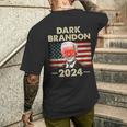 ダークブランドン・バイデン 2024 レトロフラッグ Usa ファニー ジョー・バイデン メンズTシャツ バックプリント 彼への贈り物