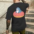 ドーナツに喰われるサメ さめ かわいい ゆるい イラスト シュール おもしろ 鮫 シャーク メンズTシャツ バックプリント 彼への贈り物