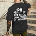 ペット 犬 ドリンク コーヒー リフト ウェイト 面白い ジム ワークアウト メンズTシャツ バックプリント 彼への贈り物