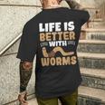 ミミズがいると人生はより良くなる ミミズの養殖 ミミズ ファーマー メンズTシャツ バックプリント 彼への贈り物