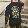 猫のパーティラッキー：セント・パトリックス・デーの猫愛好家たち メンズTシャツ バックプリント 彼への贈り物