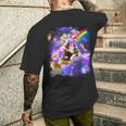 虹銀河のホットドッグに乗る宇宙の猫 メンズTシャツ バックプリント 彼への贈り物