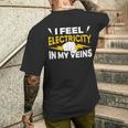 血管に電気を感じる 電気工事士 メンズTシャツ バックプリント 彼への贈り物